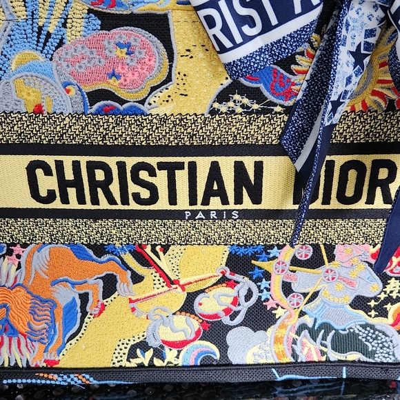 Vibrant Patterned Tote Bag (GWP) - Picture 4 of 7